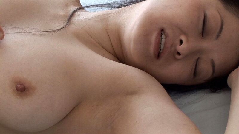アラフォーとは思えない美貌とスタイル、胸のハリ！一級品のセレブ熟女が一期一会の中出しセックス！ サンプル 12