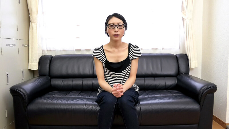 真面目そうな見た目で、どエロ願望を引っ提げてAV出演したスレンダー人妻 サンプル 11