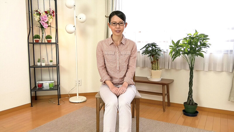 真面目そうな見た目で、どエロ願望を引っ提げてAV出演したスレンダー人妻 サンプル 3