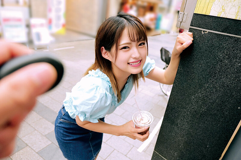 素人美少女とリモコンバイブお散歩「もう我慢できません…//」人混みの中ビクビク震えてイキまくってしまう女子たち！人生初の羞恥プレイでまさかのエロスイッチオン！みつきさんゆらさん サンプル 1