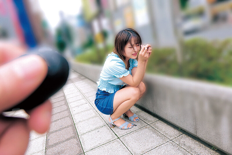 素人美少女とリモコンバイブお散歩「もう我慢できません…//」人混みの中ビクビク震えてイキまくってしまう女子たち！人生初の羞恥プレイでまさかのエロスイッチオン！みつきさんゆらさん サンプル 3