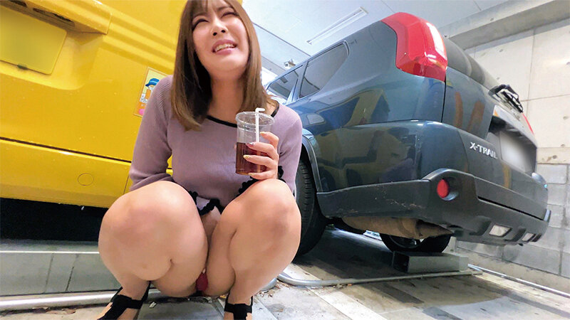 人生初の羞恥プレイでまさかのエロスイッチオン！素人美少女とリモコンバイブお散歩人混みの中ビクビク震えてイキまくってしまう女子たち！くるみさんあゆみさん サンプル 7