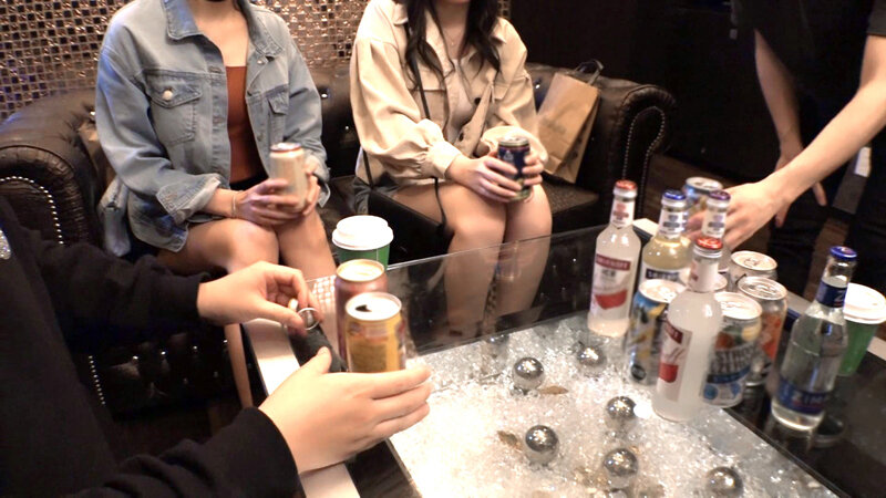 【大潮吹きエロGAL＆ムッツリ美乳JD！！二人を同時にダッシュナンパで大乱交SP！！】どスケベ美ギャル＆オナ中敏感美乳JD二人組！！水着の試着会から大乱交まで持ち込むエロ丹力発揮！！ラブホ室内がクジラ潮でビシャビシャのビシャ！！ド淫乱4P炸裂＆追撃タイマンSEX… サンプル 1