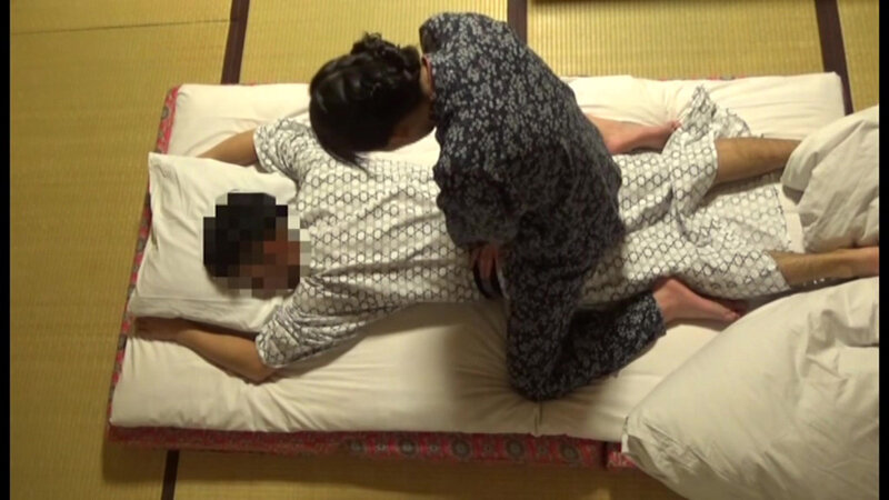 【盗み撮り】美人の仲居さんを強引にハメハメした！ サンプル 1