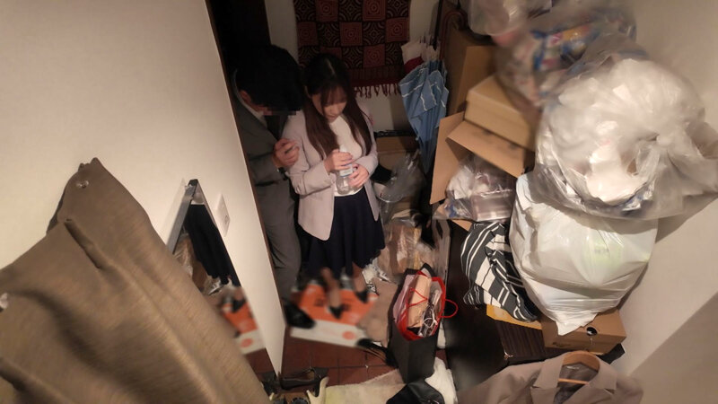 我慢できない…玄関セックス 扉一枚隔てた向こうは外。バリキャリOLの汚部屋でNGR 一条みお サンプル 1
