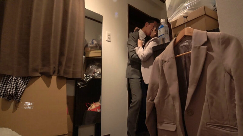 我慢できない…玄関セックス 扉一枚隔てた向こうは外。バリキャリOLの汚部屋でNGR 一条みお サンプル 2