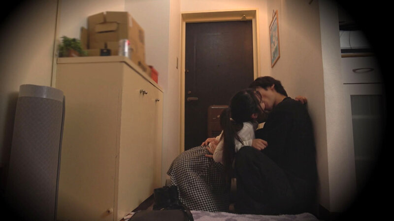 我慢できない…玄関セックス 扉一枚隔てた向こうは外。フラれたばかりの巨乳女とヤケ酒SEX 星乃夏月 サンプル 2