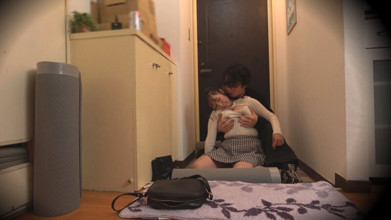 我慢できない…玄関セックス 扉一枚隔てた向こうは外。フラれたばかりの巨乳女とヤケ酒SEX 星乃夏月 サンプル 3