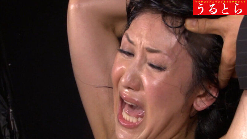 ダメっ見ないで！生徒たちの前で恥ずかしい姿を晒す女教師 サンプル 12
