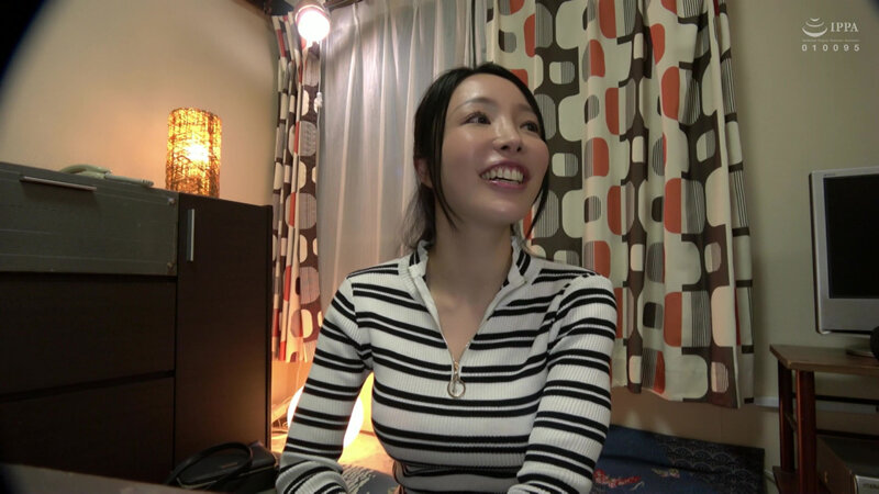 潮吹きで照れちゃう！スレンダー美ボディ奥さん サンプル 1