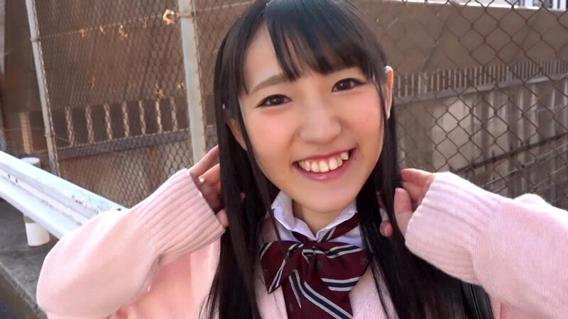 あどけない笑顔の幼い制服女子の淫乱な姿！ サンプル 1