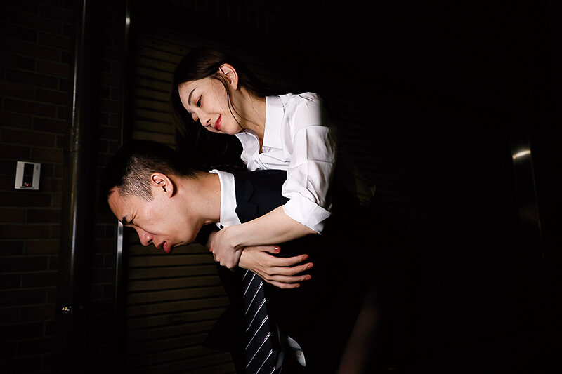 飲みすぎたフリしてデカチン部下を誘惑する淫乱女上司 蒼山愛奈 サンプル 1