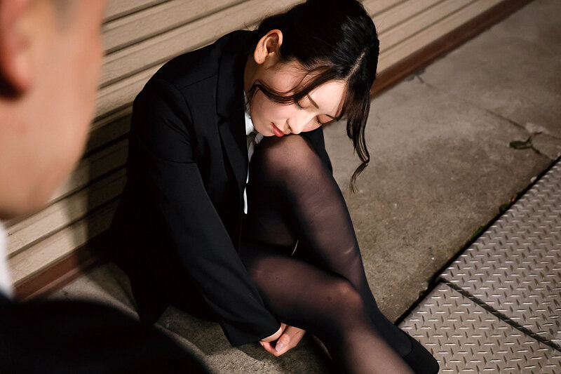 飲みすぎたフリしてデカチン部下を誘惑する淫乱女上司 紗々原ゆり サンプル 1