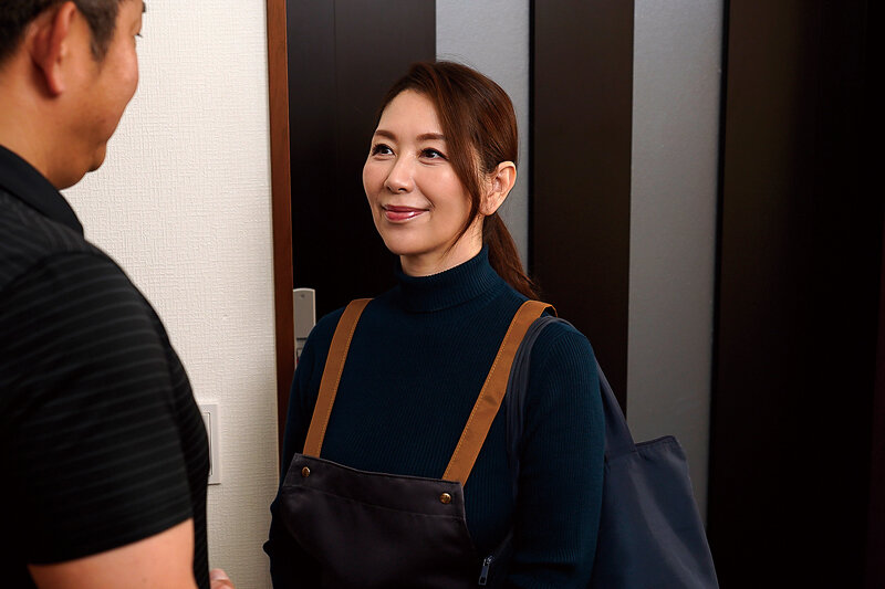 一見普通のおばさん家政婦だが、実は女王様気質のド痴女だった！？ 翔田千里 サンプル 3
