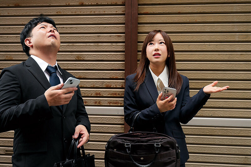 まさかの相部屋＆逆NTR 冴えない上司の俺に会社で一番の美人部下が… 若葉結希 サンプル 3
