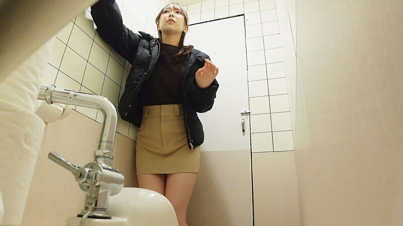女子トイレ覗き迫力の放尿と生々しいオナニー ＃4 サンプル 5