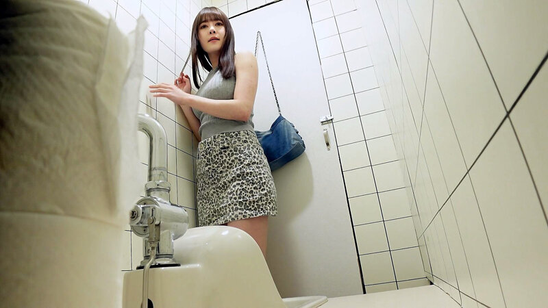 女子トイレ覗き迫力の放尿と生々しいオナニー ＃7 サンプル 1