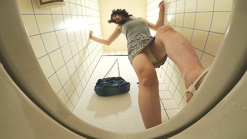 女子トイレ覗き迫力の放尿と生々しいオナニー ＃7 サンプル 12