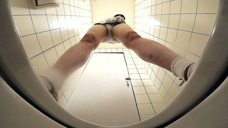 女子トイレ覗き迫力の放尿と生々しいオナニー ＃8 サンプル 7