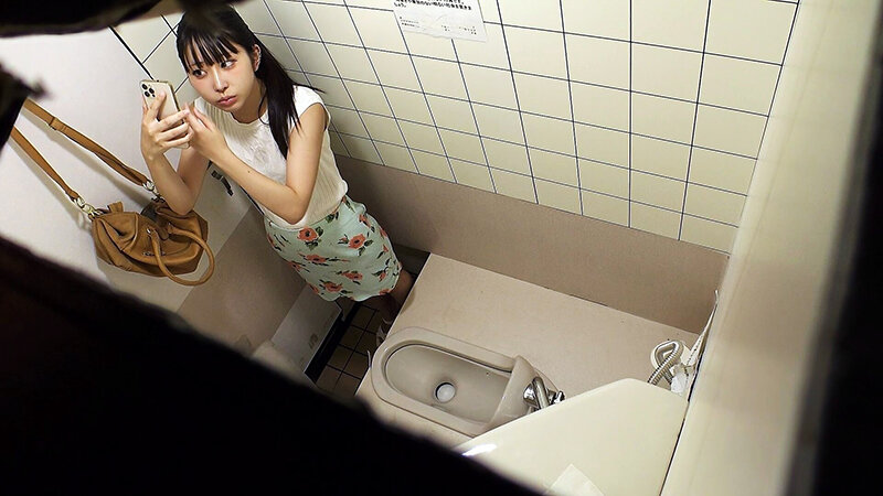 公衆トイレで発情する女 放尿オナニー覗き撮り vol.7 サンプル 1