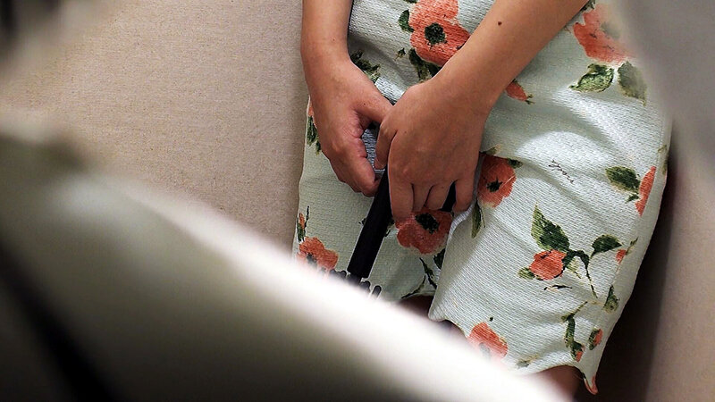 公衆トイレで発情する女 放尿オナニー覗き撮り vol.7 サンプル 4
