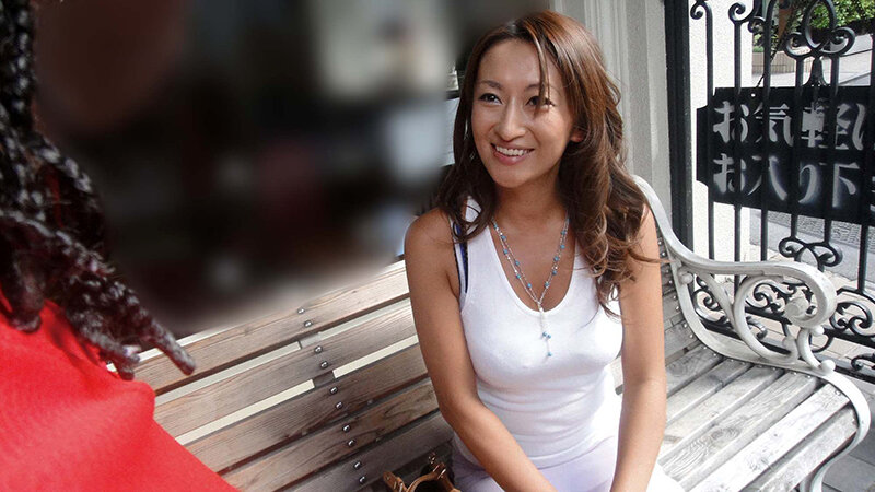 「やっぱり大きいのかな」「ちょっと興味あるかも」黒人にナンパされた熟女さんはデカマラに興味津々 想像以上の巨根を膣奥まで突っ込まれ狂ったようにイキまくる 黒人マラで昇天する素人熟女12人4時間SP3 サンプル 1