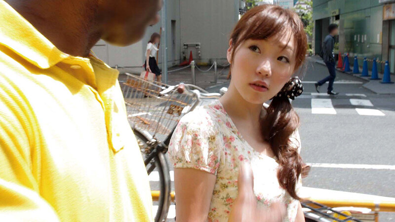 「やっぱり大きいのかな」「ちょっと興味あるかも」黒人にナンパされた熟女さんはデカマラに興味津々 想像以上の巨根を膣奥まで突っ込まれ狂ったようにイキまくる 黒人マラで昇天する素人熟女12人4時間SP3 サンプル 3