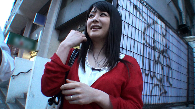 人妻AV鑑賞ナンパ ごく普通の奧さんに昼ドラの試写と偽って強烈にエロい映像を見せてみたら… はたして何人とやれるのか？ むっつりスケベな奧さん12人GET4時間スペシャル サンプル 1