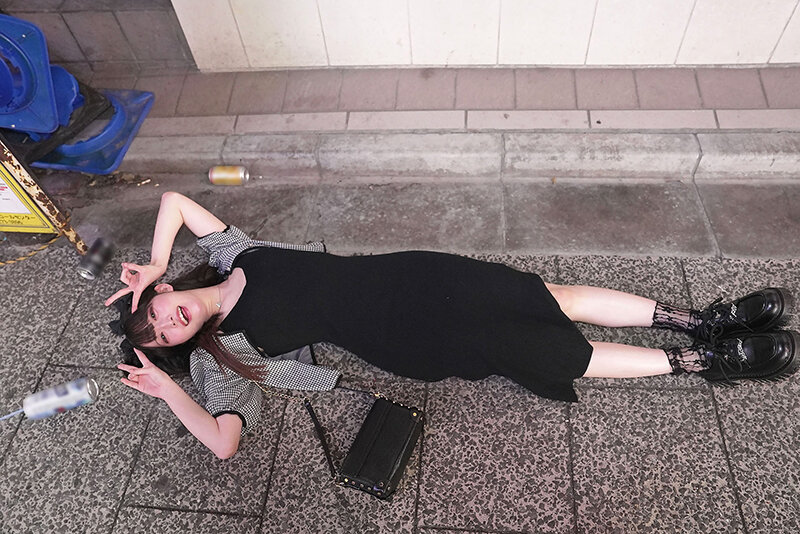 酔い潰れ寝転びギャルをお持ち帰り！@歌舞伎町 イラマ・スパンキング・首絞め へべれけ5P やよい （メスガキ31） 三葉やよい サンプル 2