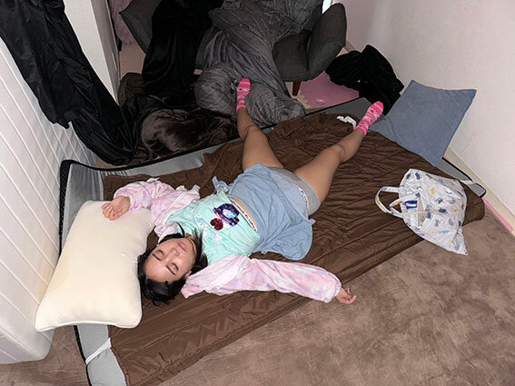 つきまとい 知らない人にはついていかないを守れなかった可愛い娘を盗撮つきまとい、窓の隙間から盗撮侵入し、電車でテイスティング後に連れ去り睡眠姦！孕ませ射精！美少女睡眠姦Special サンプル 5