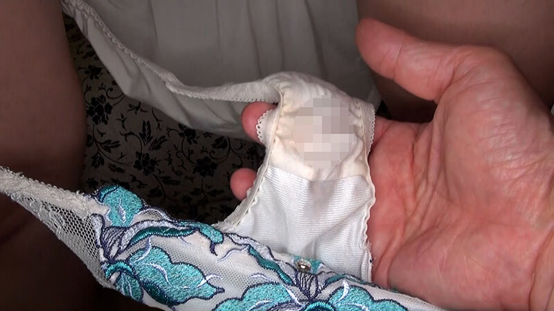 使用済み下着売り子の今はいてるパンティーをおねだりゲット！！ サンプル 11