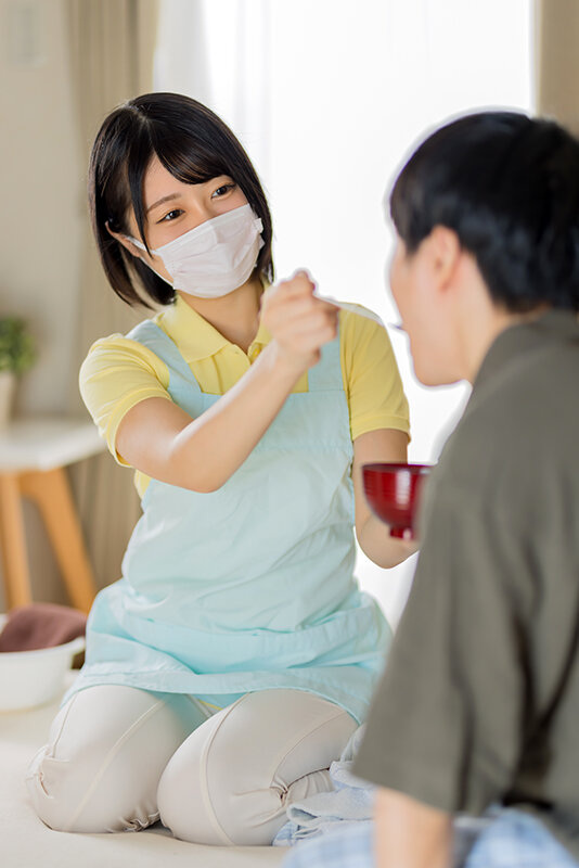 出張介護士を自宅に呼んだら気弱で真面目な巨乳介護士がやってきた！当然セクハラしても文句言わず…。それどころかマスク下の本性は超エロ女で恥ずかしがりながらも発情！ 如月ゆの サンプル 2