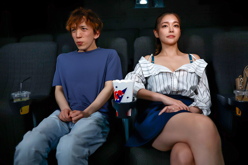 平日の昼間…お客が全く入っていない映画館でサキュバス淑女と2人きり！上映中にもかかわらずボクに近寄ってきて服の上からボクの乳首とチ○ポをいじくり倒し！更には生チンポを取り出して… 橘メアリー サンプル 2