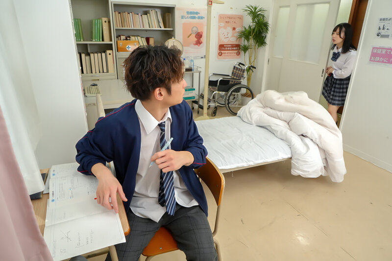 保健室登校のボクが保健室で女子と2人きり！保健室のベッドでボクの事など全く気にせず無警戒にパンチラや胸チラする女子。そんなの目の当たりにしたら勉強どころではありません！当然、勃起しちゃいます！勃起してたら女子に気づかれてしまい… 天馬ゆい サンプル 2