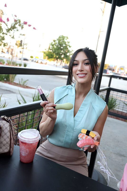 美人妻が禁断の快感に溺れる…日本のオモチャ初体験からプルプル美乳を揺らし中出しSEX！！アレックス（28） サンプル 3