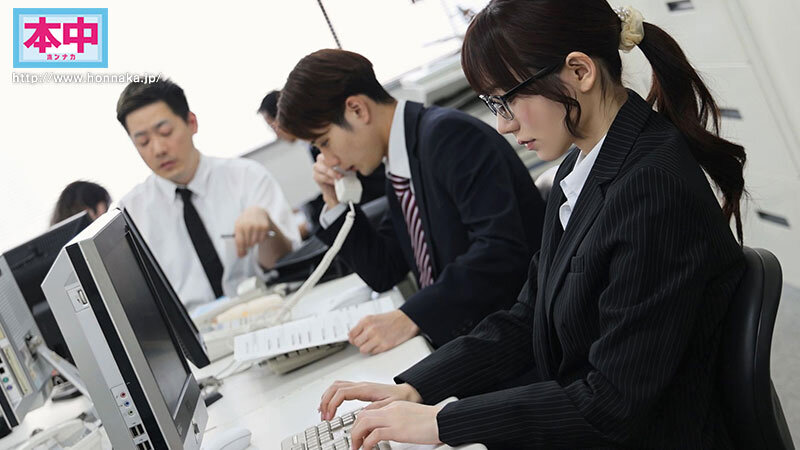 地味で物静かなOLの裏顔 退勤後に誰もが振り向く夜の蝶に変身し、所かまわず男を食い漁っていることを同僚たちはまだ知らない。 ギラパコBITCH メタモルフォーゼ中出し性交 五日市芽依 サンプル 1