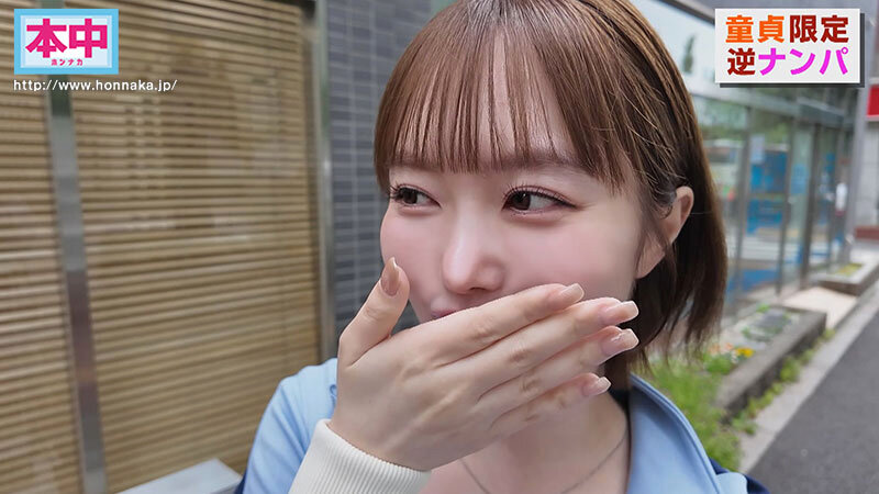 街中で逆ナン！見つけた童貞に…ガチンコ出演交渉！みさみさの凄テクに10分間耐えれたらナマ中出しで童貞卒業させたげる 小栗操 サンプル 1