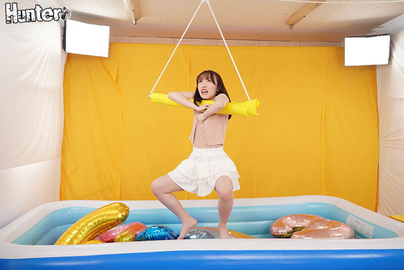 彼氏の目の前で！羞恥ガニ股クレーンゲーム！ 豪華景品目指して成功しなければ即エロ罰ゲームで中出しヤリ放題！ サンプル 6