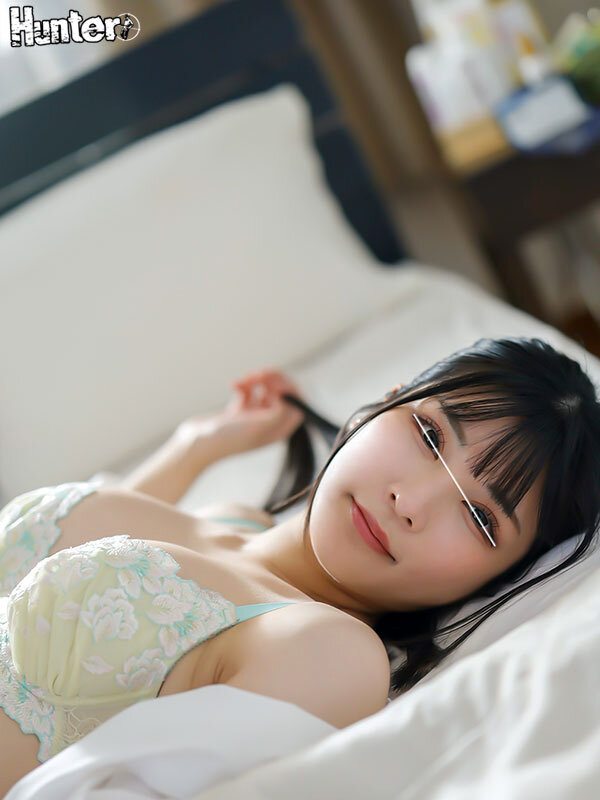 酔い潰れたボクが目を覚ましたら可愛い巨乳後輩女子社員の部屋。妻からの電話に嘘をつき慌てて帰ろうとするが酔って動けないボク。そんなボクを見た後輩は胸チラやパンチラを見せつけてきた。「ヤバい…帰らなきゃいけないのに…」葛藤しているボクに追撃生挿入！ サンプル 5