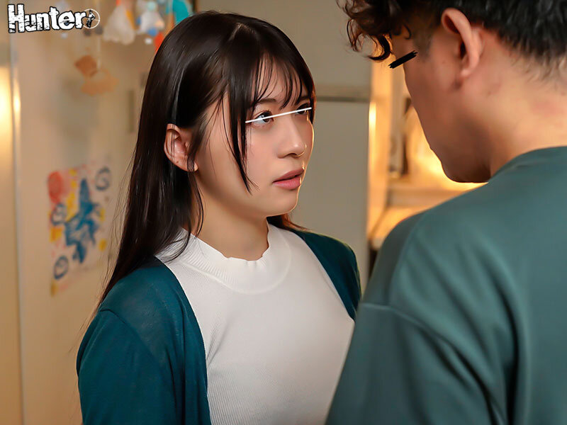「30歳までに結婚できなかったら結婚してあげる」幼い頃に幼馴染と交わした約束を未だに心の片隅に抱えているボク。しかし再会した幼馴染は既に結婚し子持ちの主婦。「ずっと待っていたのに」と寂しそうな笑顔を見せる幼馴染とあの時出来なかった一回限りのセックス。 サンプル 3
