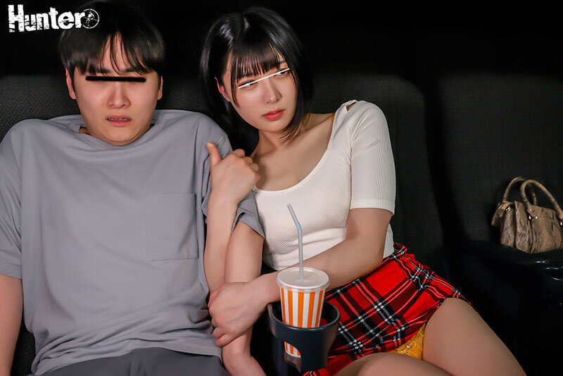 平日昼間の映画館で客はボクと痴女だけ…。あんなに観たかった映画なのに…ずっと服の上からボクの乳首とチ〇ポをいじくり倒してくる痴女のせいで全く集中できません！ サンプル 4