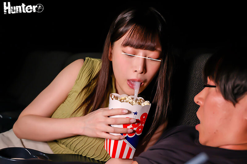 平日昼間の映画館で客はボクと痴女だけ…。あんなに観たかった映画なのに…ずっと服の上からボクの乳首とチ〇ポをいじくり倒してくる痴女のせいで全く集中できません！ サンプル 9