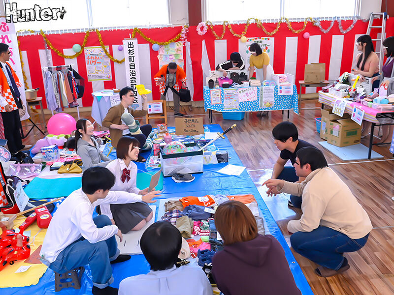 だれとでも定額挿れ放題！挿れ放題ニュータウン 町ごと全部挿れ放題SP編 月々定額自治会費さえ支払えば町内のあらゆる場所（コンビニ、飲食店、バザー会場、スポーツジム…等）人妻やら学生やら誰にでも挿れ放題！ サンプル 2