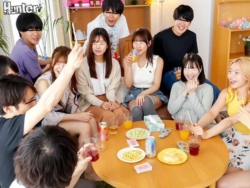 地味子なのに初めてのセックスで経験人数が一気に5人！大学生の地味子が誘われた初めての乱交パーティー！ ヤリマン女子が当然のようにセックスする中、地味子も流されチ○ポにハマって最後は大乱交デビュー！ サンプル 3