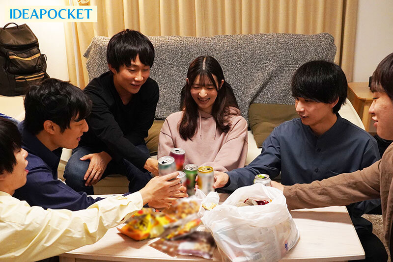 「女1人で参加したのが間違いでした…」 宅飲みで同級生達に廻された女子大生。 さくらわかな サンプル 1
