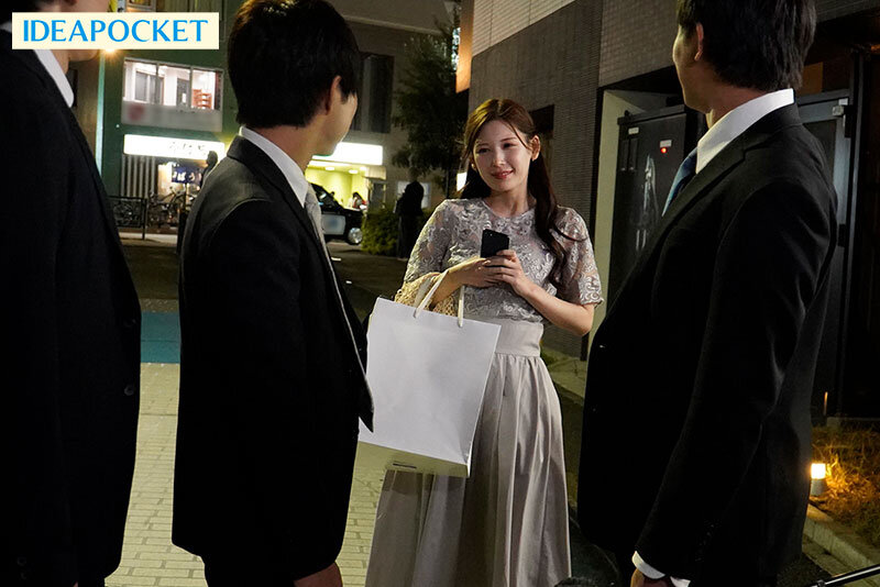 「皆でHしようよ」 結婚式の二次会宅飲みで発情したヤリマン未婚女が男全員喰う。 怒涛の精子搾り取り！！ 明里つむぎ サンプル 1