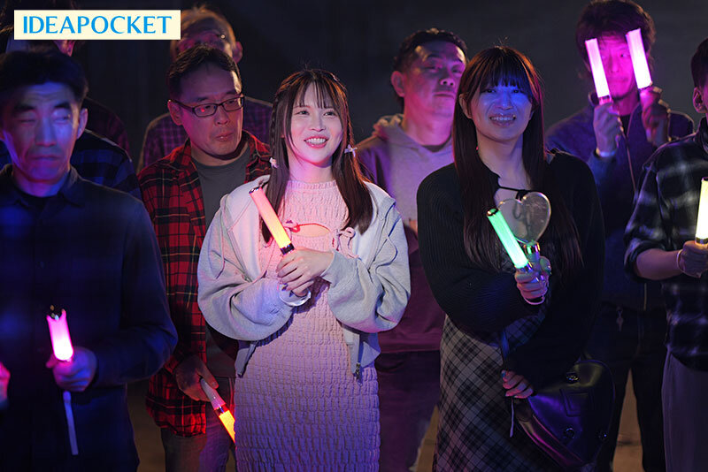 アイドルオタクの私はライブ中に初めて痴●に遭遇…戸惑いながらも高揚感と抗えない快感に背徳絶頂。あの時の快感が忘れられず、あれから毎日、電車で痴●待ちしています。 辻みいな サンプル 1