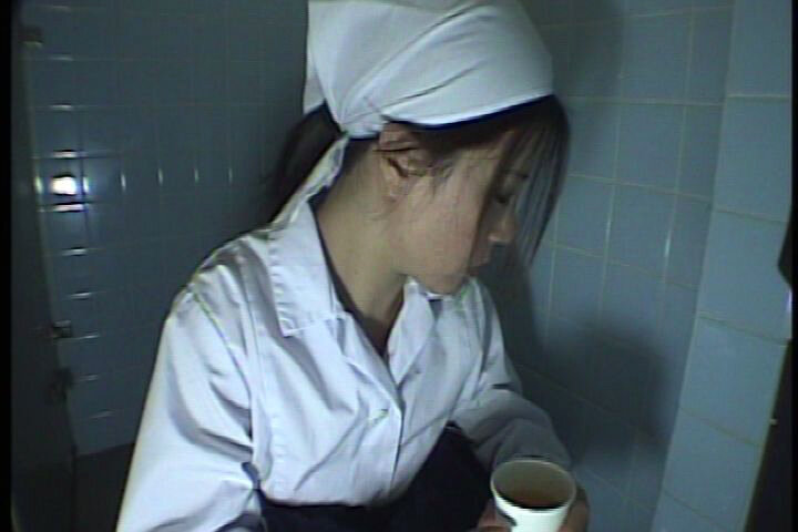 給食センターで働くおばさんのトイレ盗撮 尿検査採取映像2 38人 サンプル 5