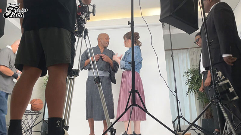 巨根黒人アスリートNTR ライトに映る衝撃のデカマラに身も心も奪われた豊満爆乳妻 夕季ちとせ サンプル 1