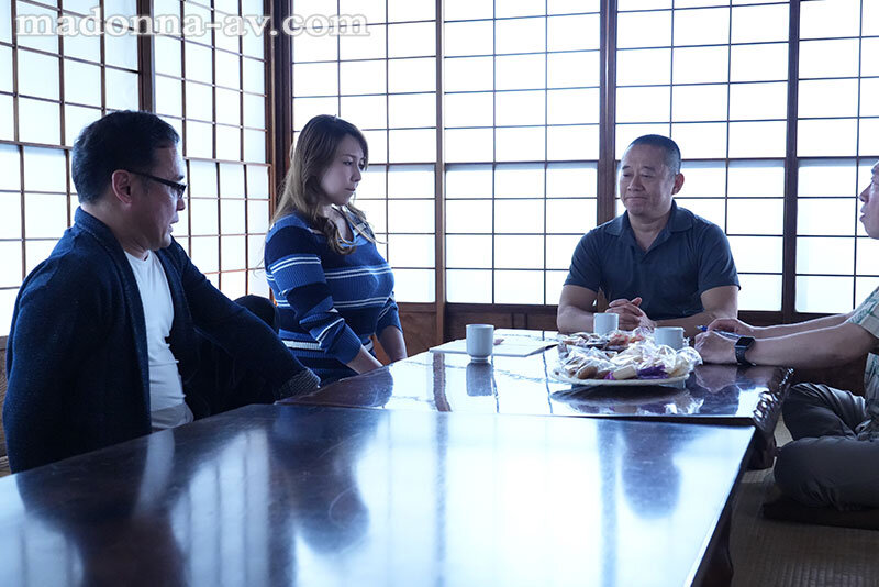 町内会の乳オナホにされた人妻 ～熟乳を躾ける中年オヤジの輪●集会～ 風間ゆみ サンプル 1